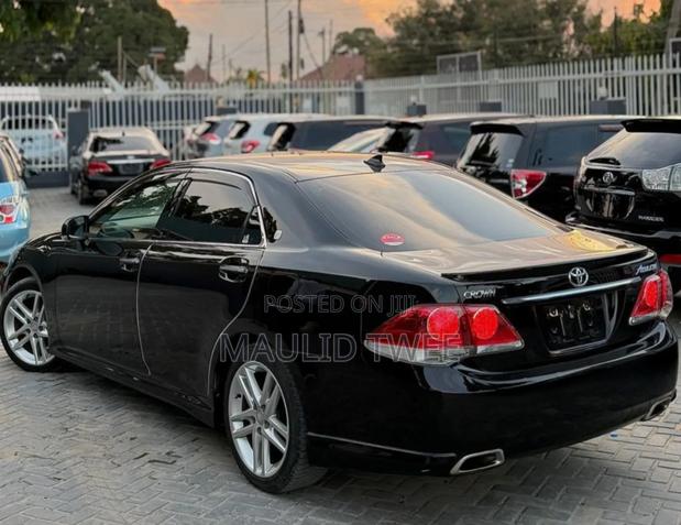 Toyota Crown 2011 Black