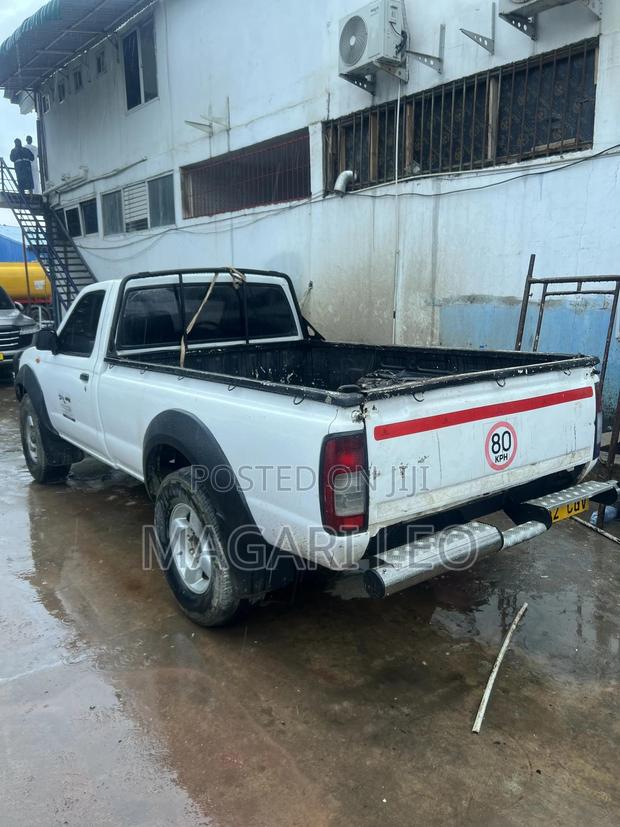 Nissan Hardbody 2007 White
