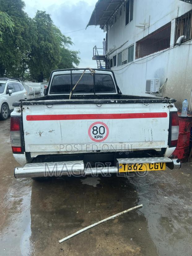 Nissan Hardbody 2007 White