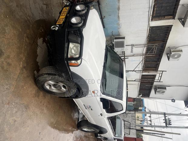 Nissan Hardbody 2007 White