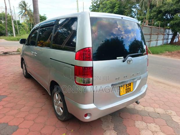 Toyota Noah 2005 Silver