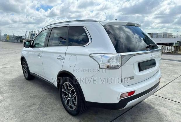 Mitsubishi Outlander 2015 White