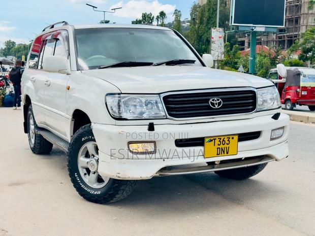 Toyota Land Cruiser 2000 White