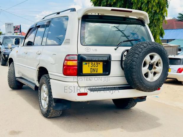Toyota Land Cruiser 2000 White