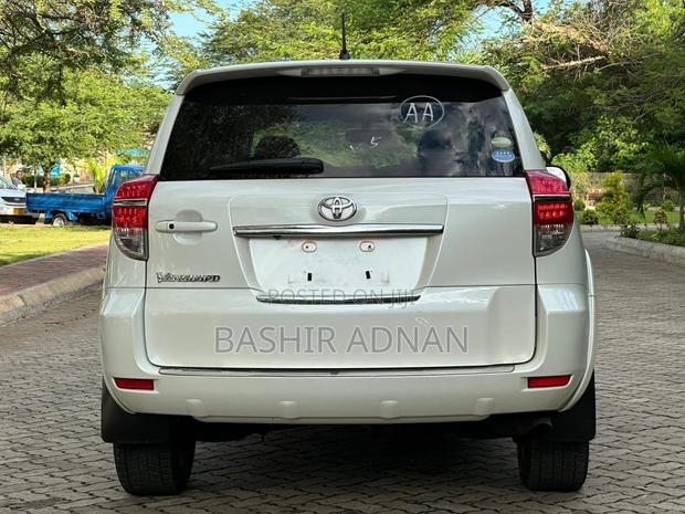 Toyota Vanguard 2011 White