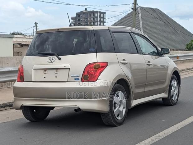 Toyota IST 2004