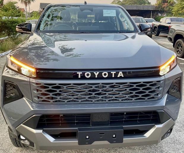 New Toyota Hilux 2025 Gray