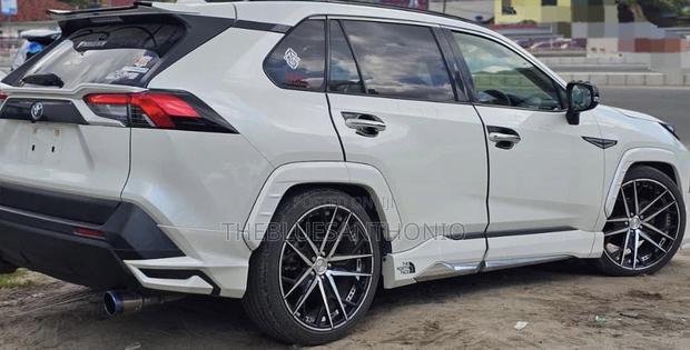 Toyota RAV4 Hybrid 2021 White