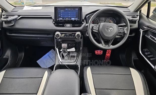 Toyota RAV4 Hybrid 2021 White