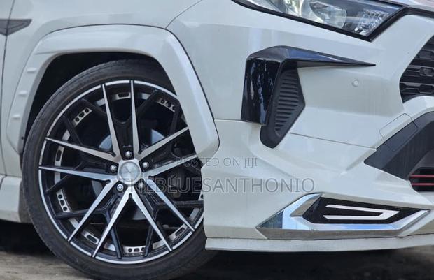 Toyota RAV4 Hybrid 2021 White