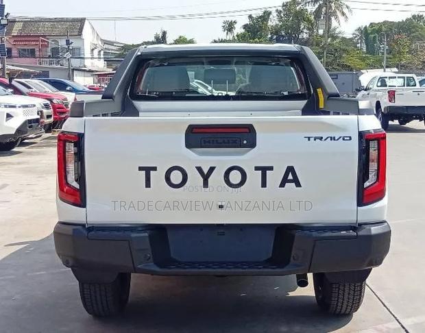 New Toyota Hilux 2025 White