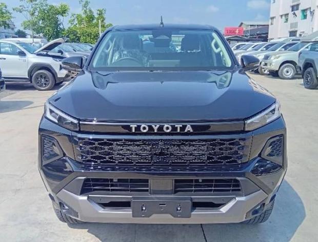 New Toyota Hilux 2025 Black