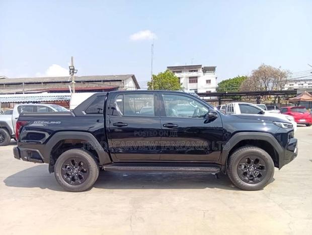 New Toyota Hilux 2025 Black