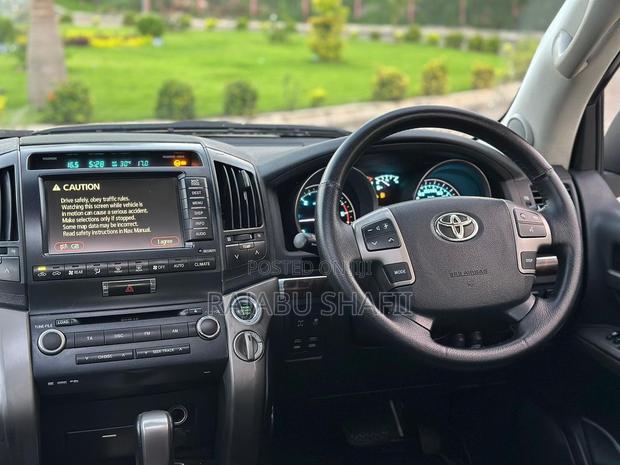 Toyota Land Cruiser 2010 White