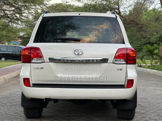 Toyota Land Cruiser 2010 White