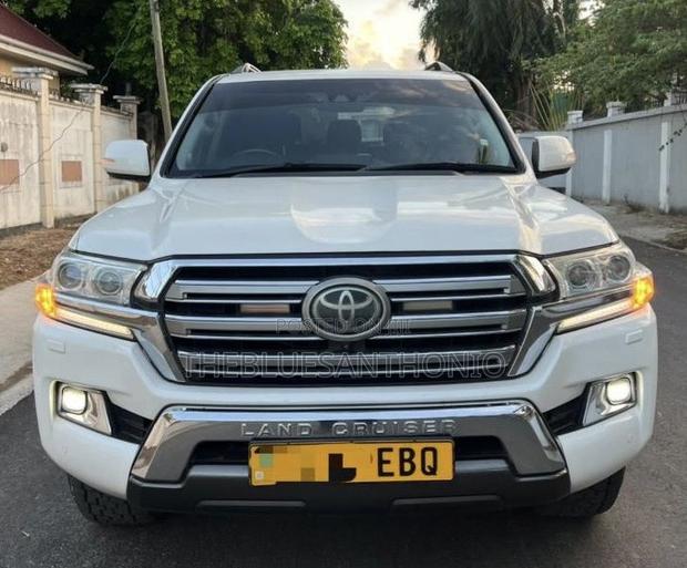 Toyota Land Cruiser 2016 White