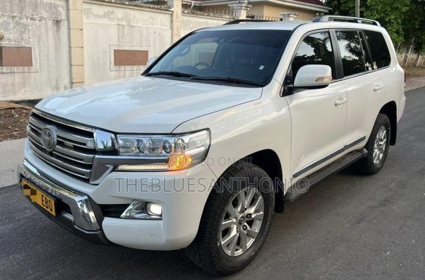 Toyota Land Cruiser 2016 White