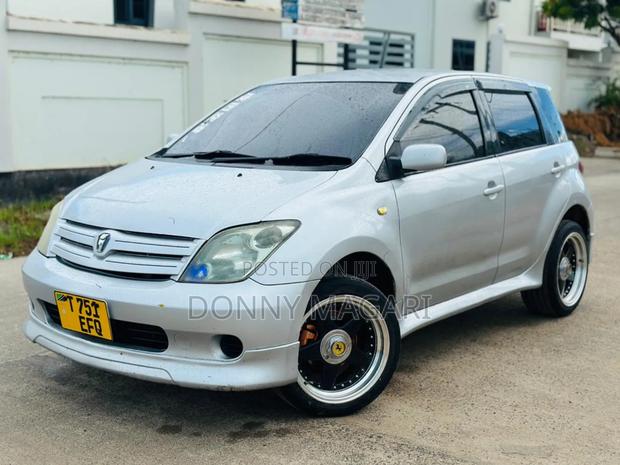 Toyota IST 2004 Silver
