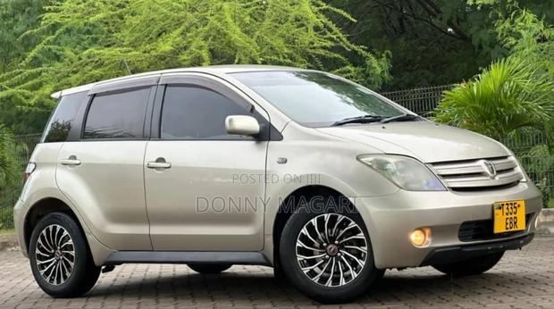 Toyota IST 2004 Gold