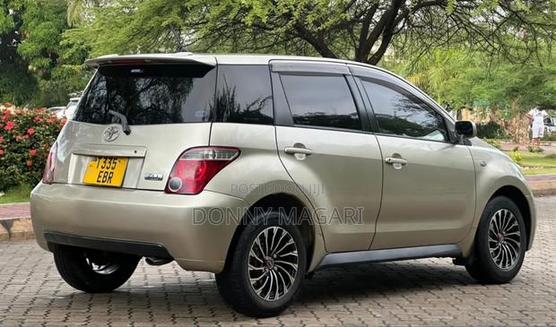 Toyota IST 2004 Gold