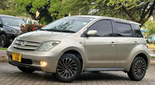 Toyota IST 2004 Gold