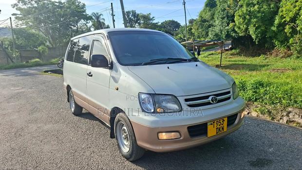Toyota Noah 2001 Pearl