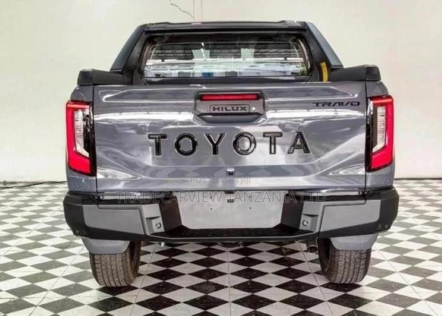 New Toyota Hilux 2025 Gray