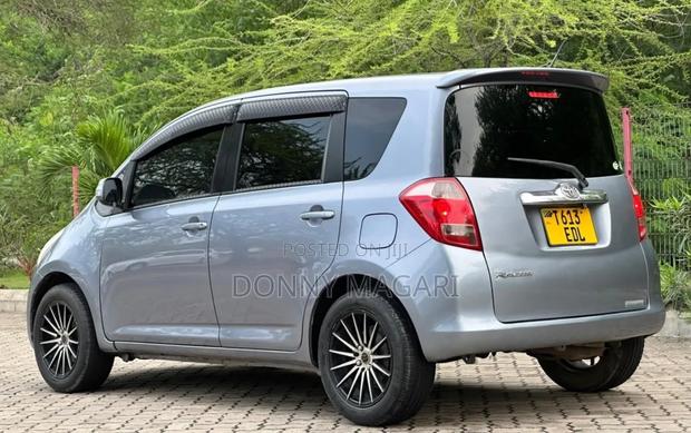 Toyota Ractis 2006 Gray