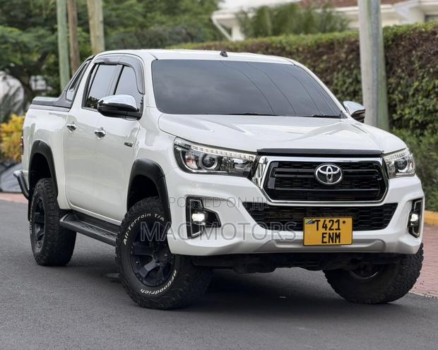 Toyota Hilux Revo Double Cab Deisel 2.4 AWD 2018 White