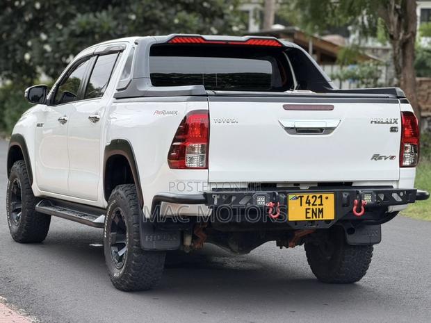 Toyota Hilux Revo Double Cab Deisel 2.4 AWD 2018 White