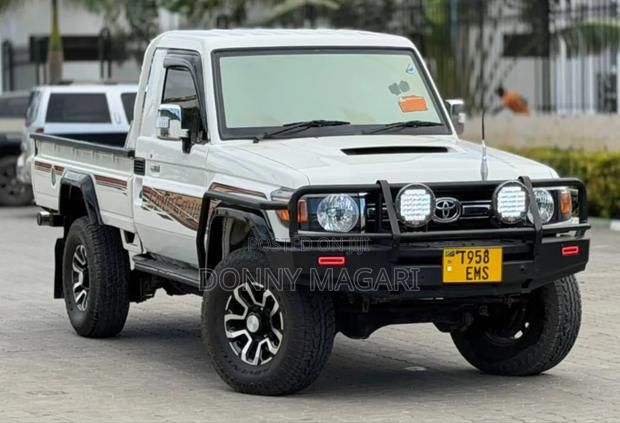 Toyota Land Cruiser 2012 White