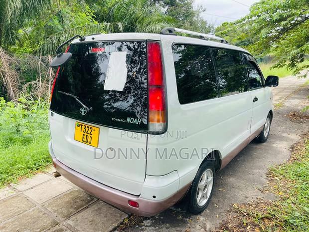 Toyota Noah 2001 White