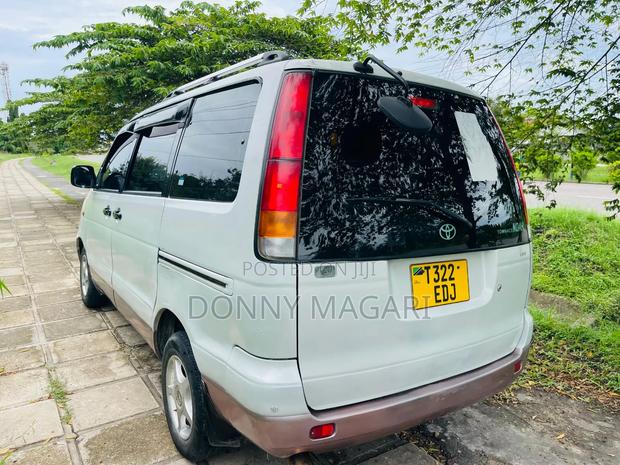Toyota Noah 2001 White