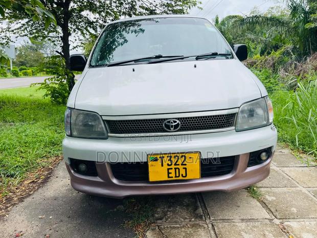 Toyota Noah 2001 White