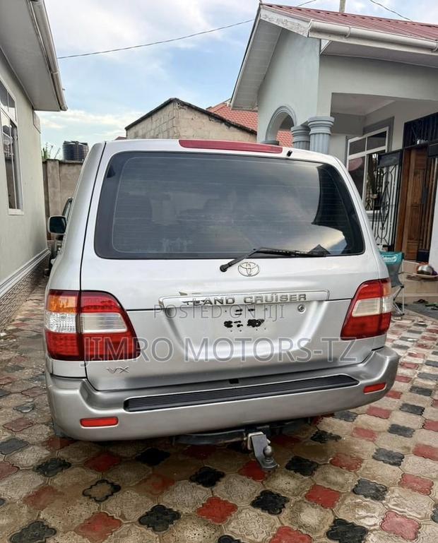 Toyota Land Cruiser 2006 Gray