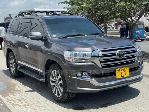 Toyota Land Cruiser 4.6 V8 ZX 2017 Gray