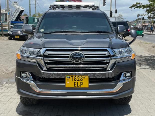 Toyota Land Cruiser 4.6 V8 ZX 2017 Gray