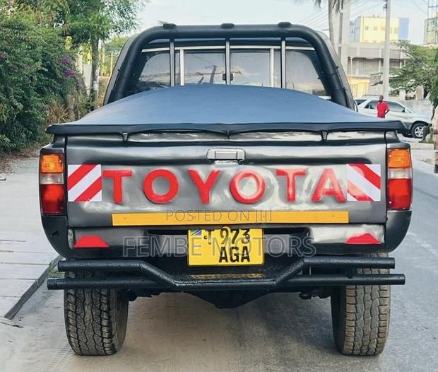 Toyota Hilux 2002 Gray