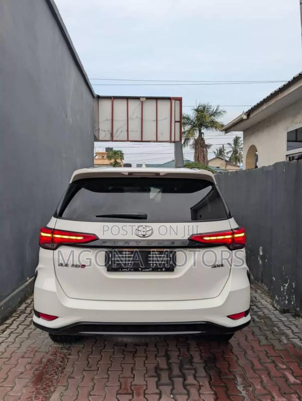 Toyota Fortuner 2.5 D AWD 2010 White