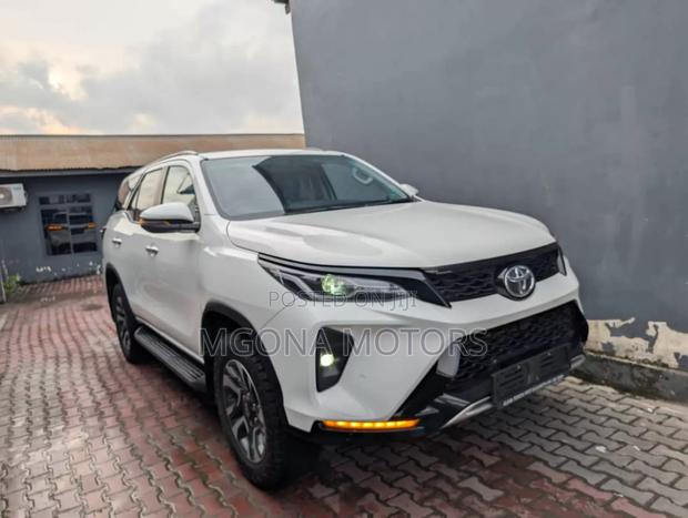 Toyota Fortuner 2.5 D AWD 2010 White