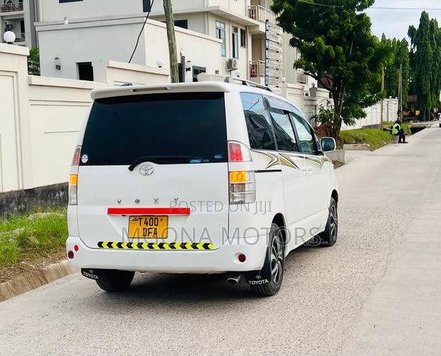 Toyota Noah 2005 White