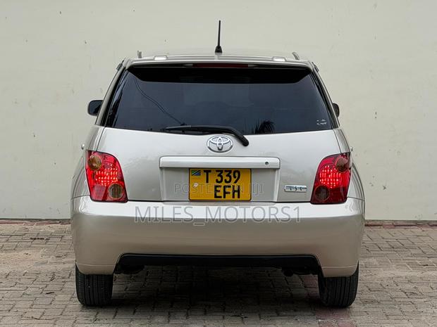 Toyota IST 2005 Gold