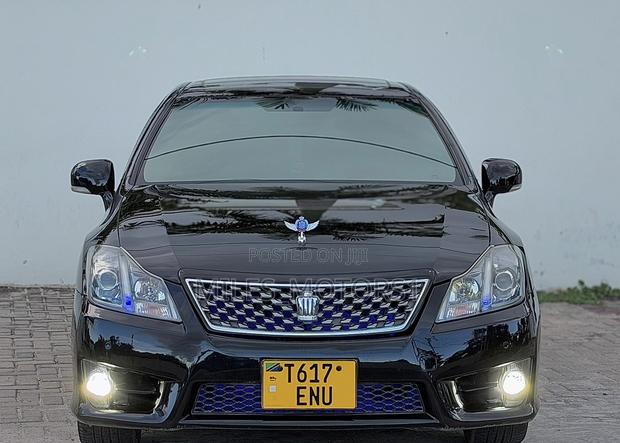 Toyota Crown 2012 Black