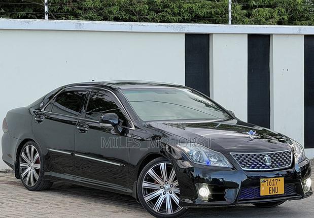 Toyota Crown 2012 Black
