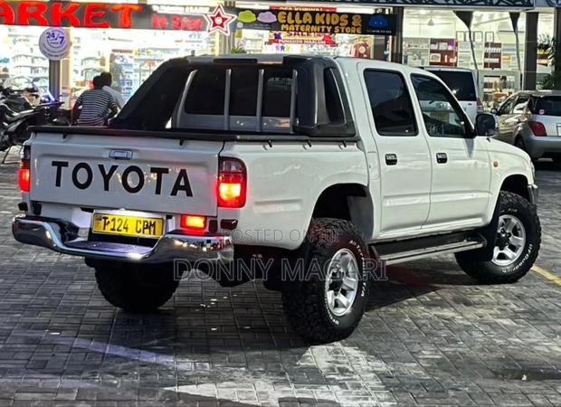 Toyota Hilux 2006 White