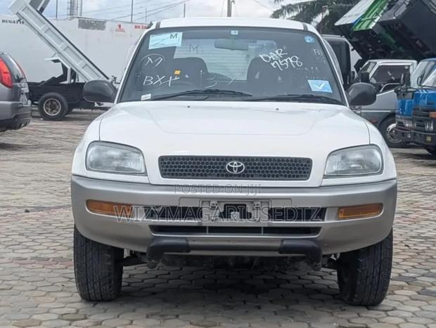 Toyota RAV4 1996 White