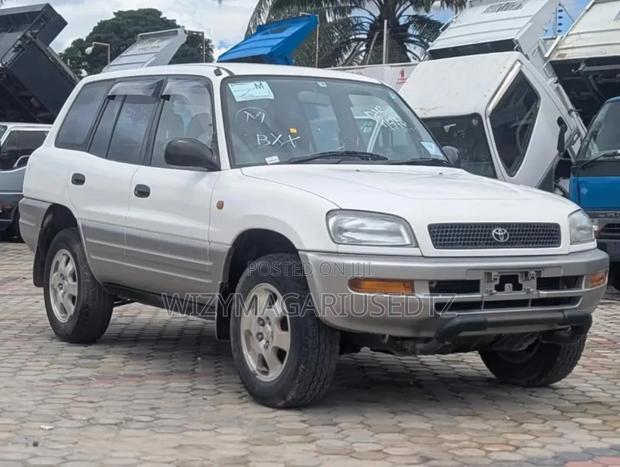 Toyota RAV4 1996 White