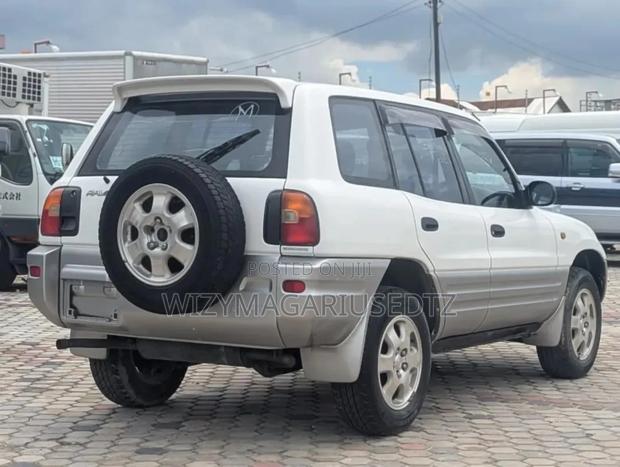 Toyota RAV4 1996 White