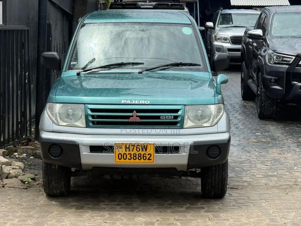 Mitsubishi Pajero 2000 Blue