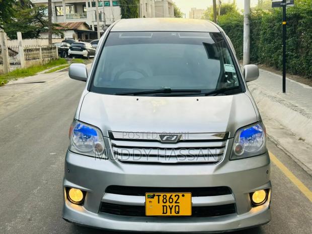 Toyota Noah 2005 Silver